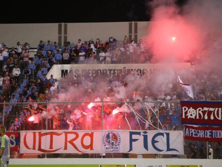 ¡Con juego de luces! Así celebró la Ultra Fiel el triunfo del Olimpia