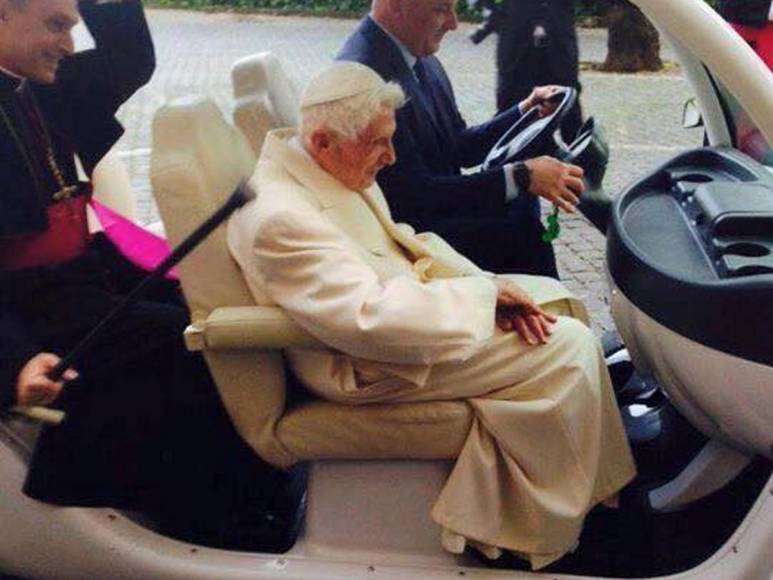 Amante de los gatos, escándalos y renuncia: la vida del papa emérito Benedicto XVI