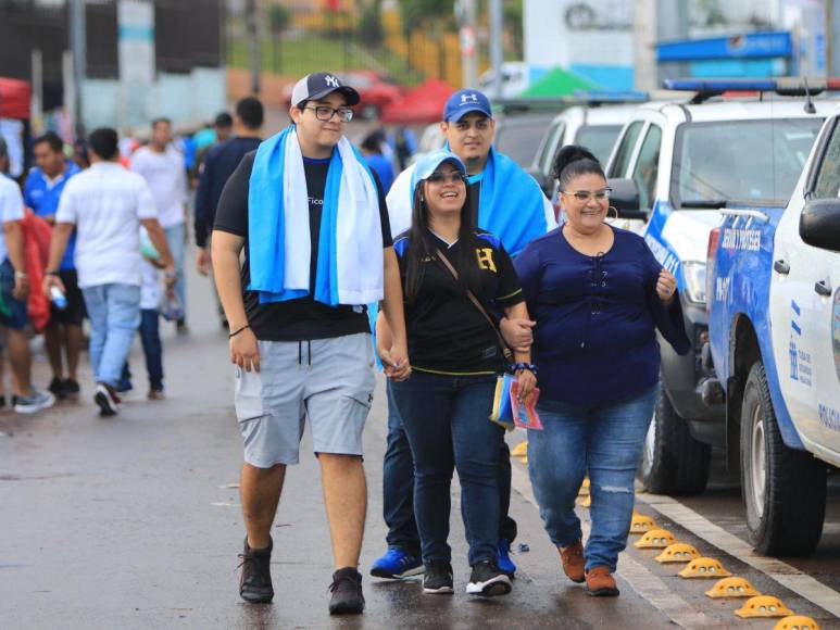 Bellas chicas roban miradas en previa del Honduras vs. Cuba