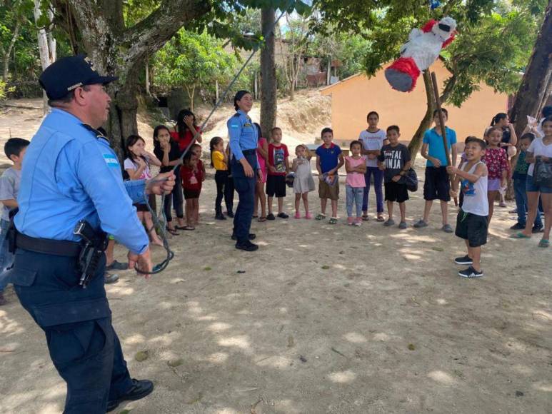 Policía Nacional le celebra el Día del Niño a menores que recolectan basura