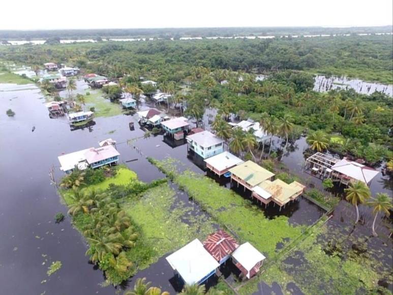 Comunidades incomunicadas, evacuaciones e intensas lluvias: Las imágenes de las inundaciones en La Mosquitia