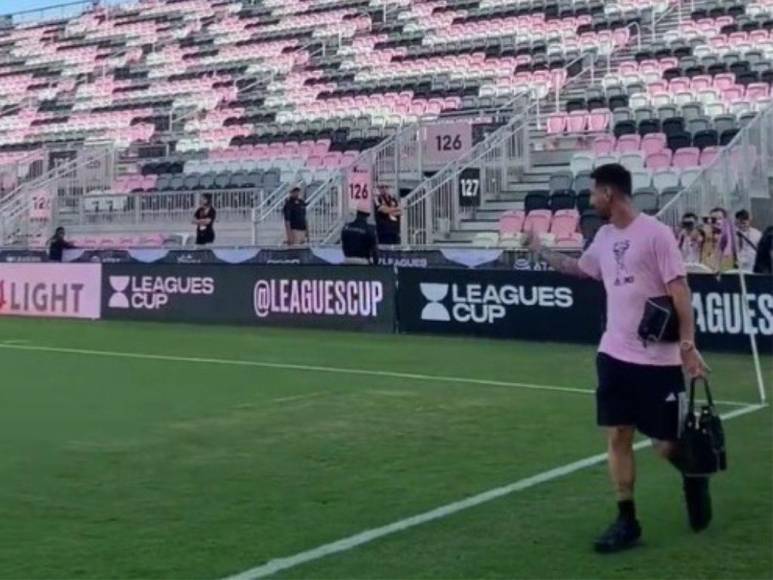 Sonriente y con “selfie” incluida con aficionados: así fue la llegada de Messi para su debut con el Inter Miami