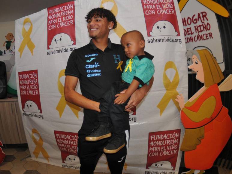 Selección de Honduras regala felicidad en el Día del Niño en la Fundación contra el cáncer en Tegucigalpa