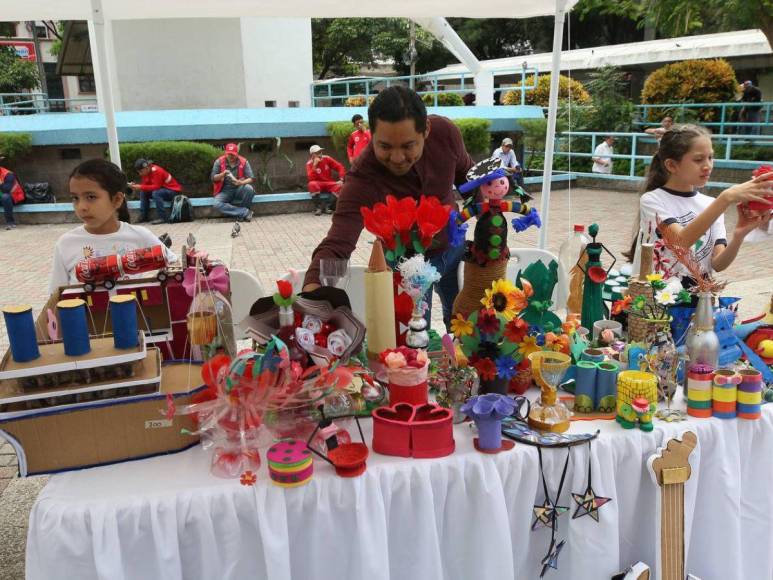 Creatividad y conciencia ambiental: así se desarrolla la Feria de Reciclaje de Escuelas Amigables con el Ambiente