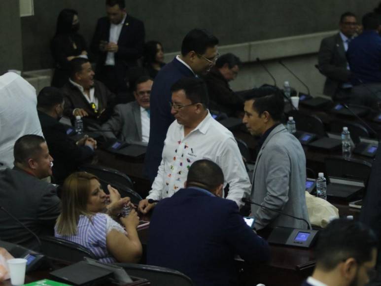 Selfies, sonrisas y pláticas: así esperan los diputados la sesión para elegir a magistrados