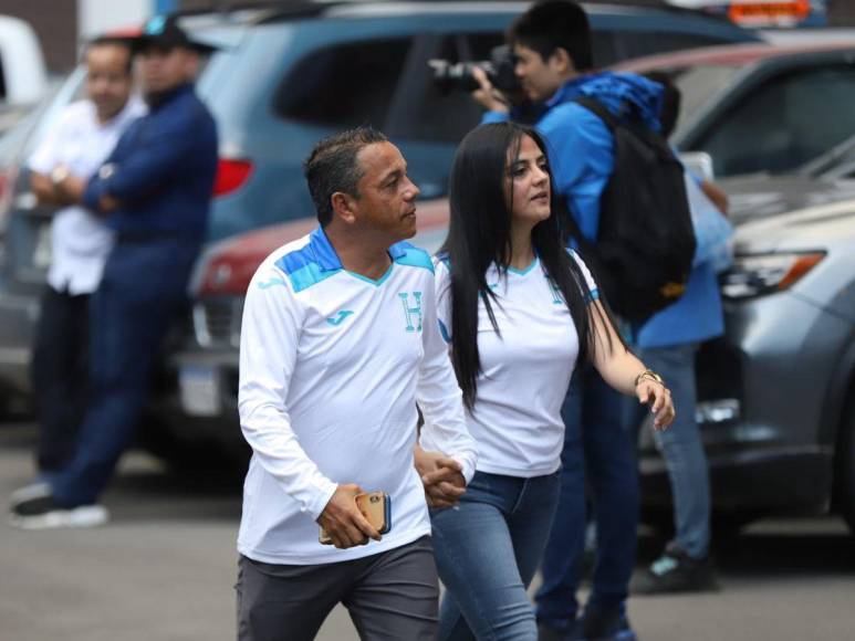 ¡Roban suspiros! Las bellezas que llegaron al duelo Honduras- México