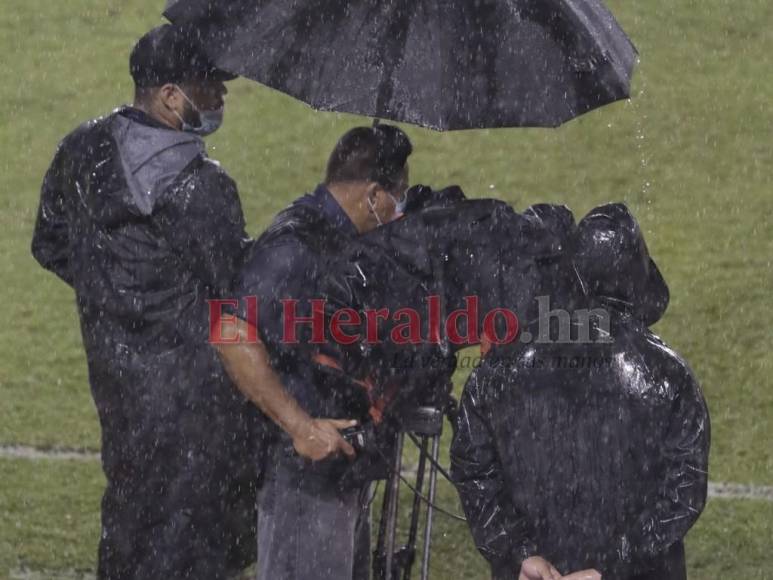 Pelea, técnico pierde el control y la H vuelve a ganar en el Olímpico: No se miró en TV en el Honduras-Canadá