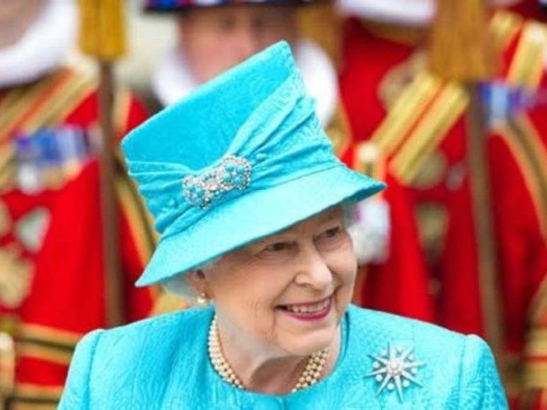 ¿Cuáles eran las funciones de la reina Isabel II en el trono británico?