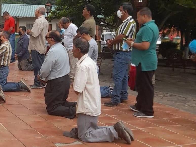 FOTOS: Hondureños claman de rodillas a Dios para que Julia no afecte a Honduras