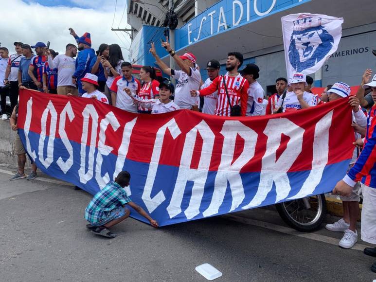 ¡Banderazo! Impresionante llegada de la Ultra Fiel para apoyar al Olimpia