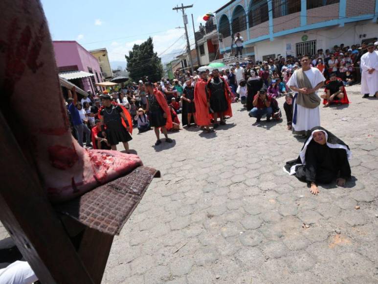 Las 25 imágenes más espectaculares de los Vía Crucis en Tegucigalpa