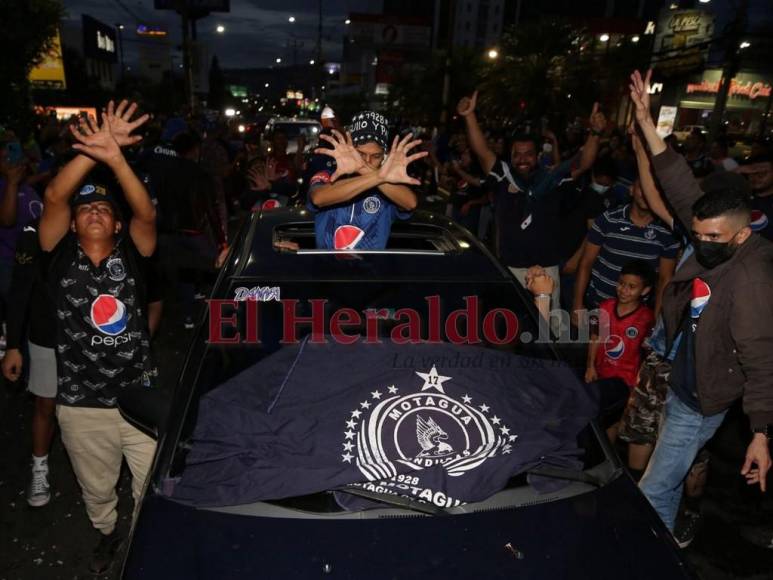 ¡Locura total! Afición de Motagua monta carnaval en la capital tras conquista de la 18