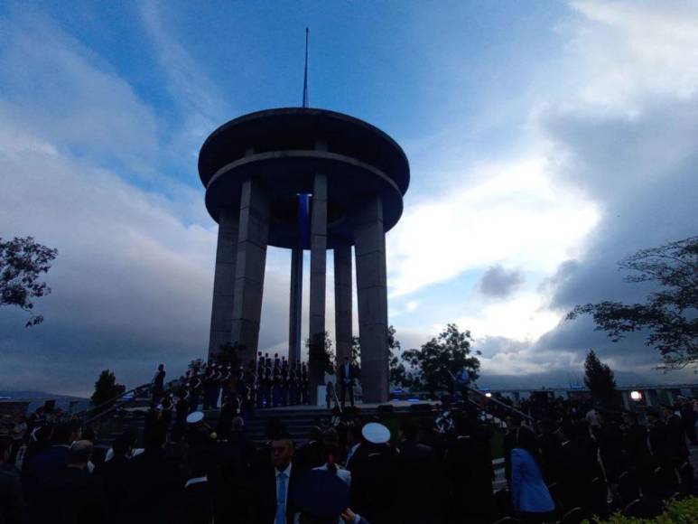 Así fue la ceremonia de izamiento de la Bandera Nacional que inauguró las fiestas patrias