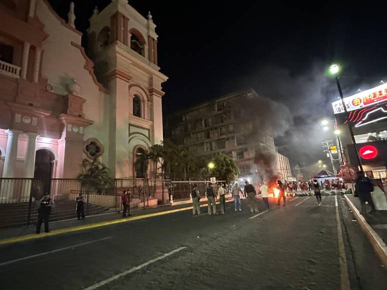 Con quema de llantas y cierre de calles, vendedores se niegan a desalojos en SPS