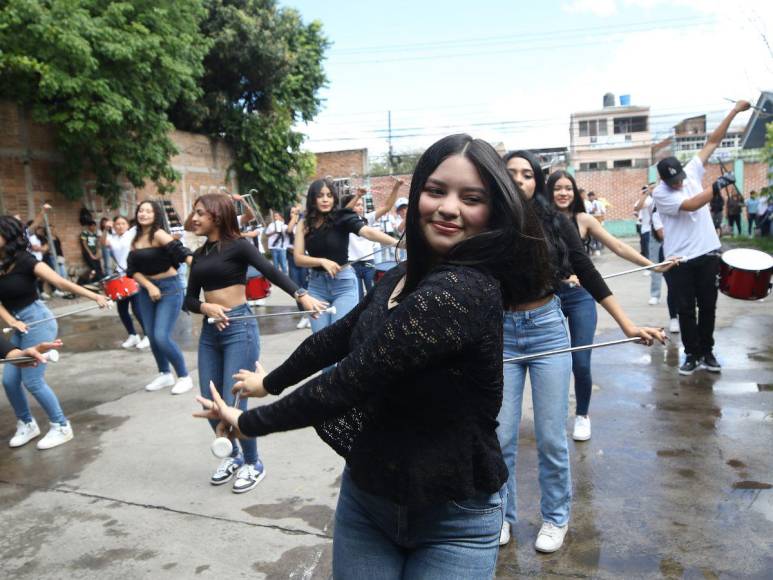 Con elegancia y talento, palillonas del Milla Selva se preparan para los desfiles