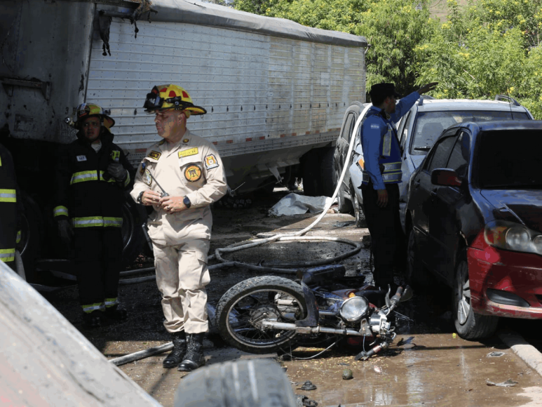 Luto y destrucción: impactantes fotos del choque de una rastra en El Carrizal