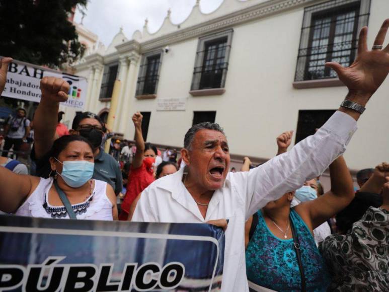 Empleados de Salud y Educación llegan al Congreso Nacional para exigir aprobación de Presupuesto General 2023