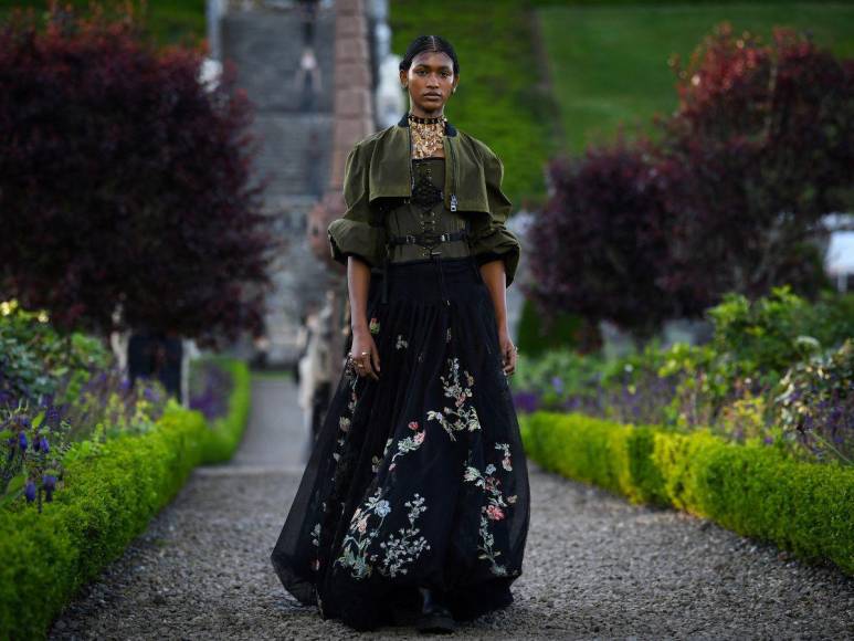 Desfile Dior Cruise 2025: Un derroche de elegancia en Escocia