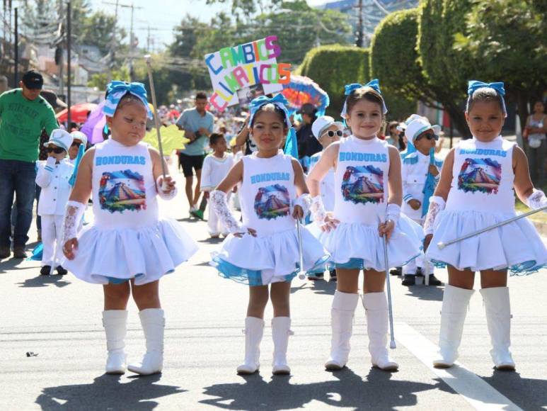 Encantadoras y coloridas: así lucieron las pequeñas palillonas de prebásica en la capital