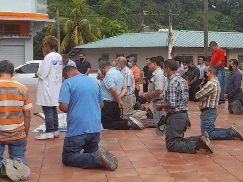 FOTOS: Hondureños claman de rodillas a Dios para que Julia no afecte a Honduras