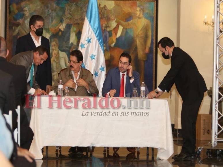 Así estamparon su firma “Mel” Zelaya y Jorge Cálix para acabar con la crisis legislativa