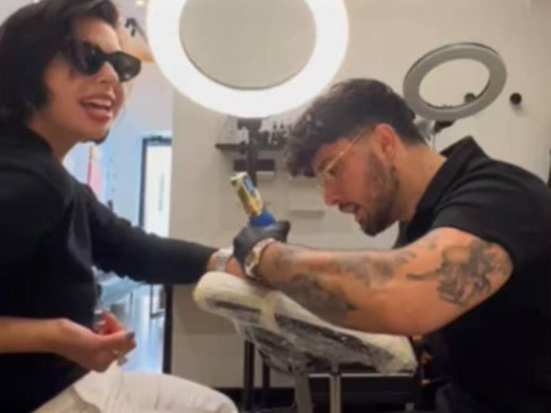 Tatuador revela que Ángela Aguilar se tatuó las iniciales de Christian Nodal