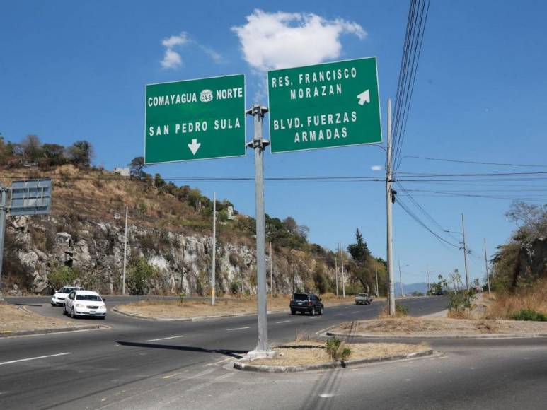 Fotos inéditas de la zona del accidente en el anillo periférico donde murieron dos universitarias