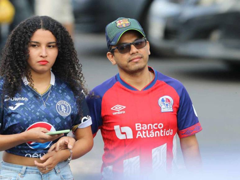 Hermosas chicas roban miradas en la final de ida Motagua-Olimpia