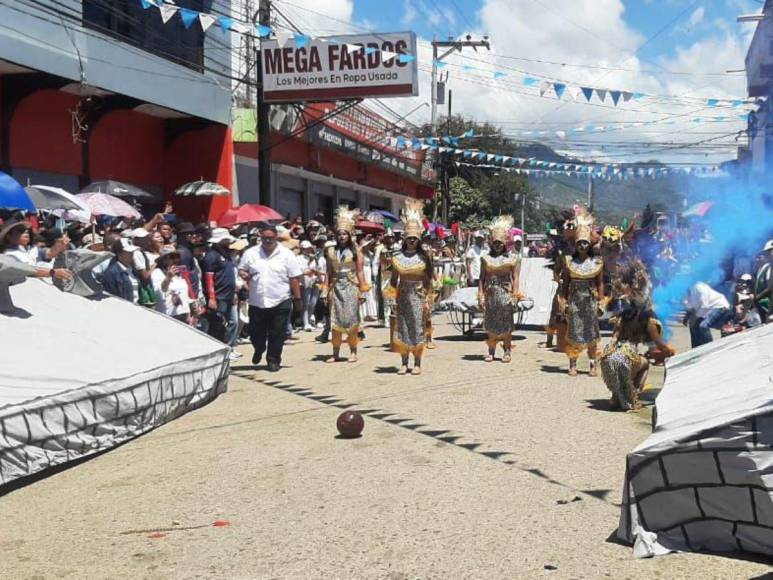 Con hermosas palillonas, juegos tradicionales y representaciones culturales, Danlí celebra la Independencia de Honduras