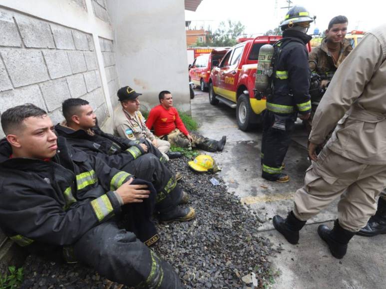 Exhaustos y auxiliados: bomberos tras controlar incendio en el Hato