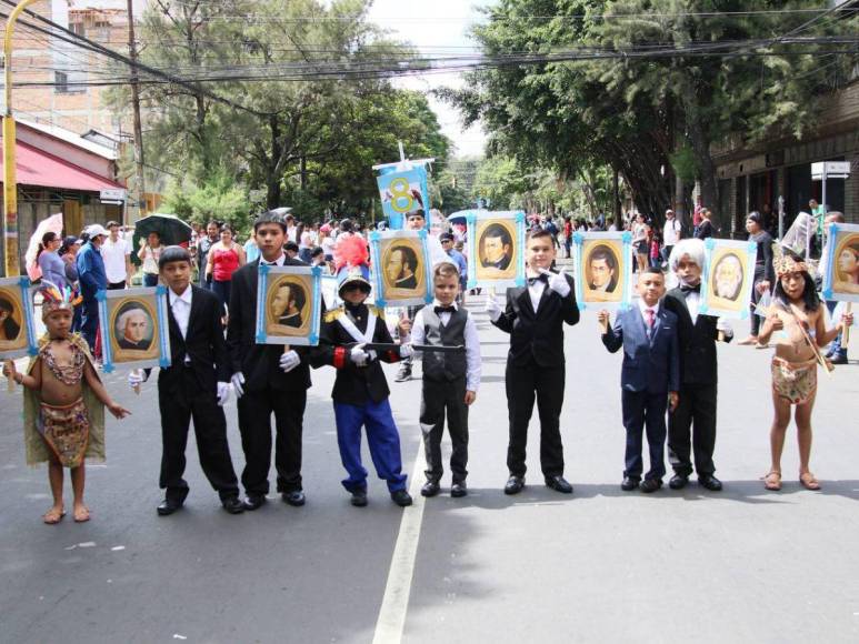 Con llamativos trajes, niños y niñas deslumbran en los desfiles en Comayagüela