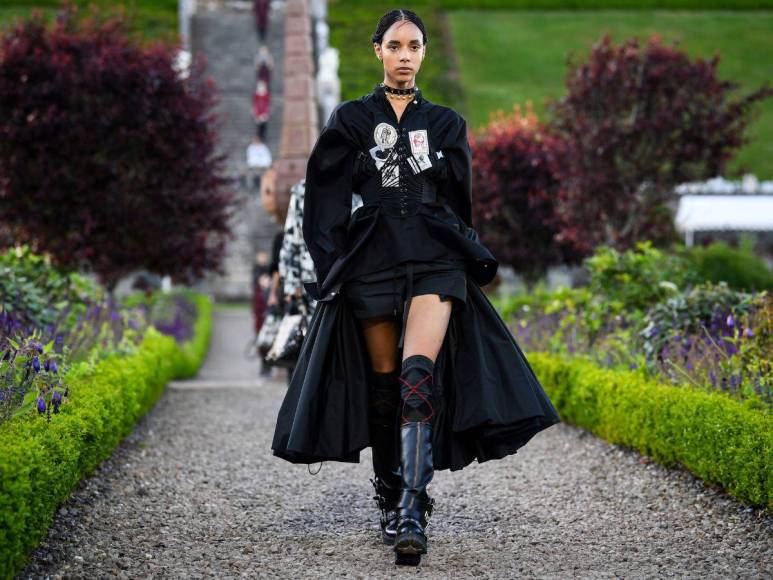 Desfile Dior Cruise 2025: Un derroche de elegancia en Escocia