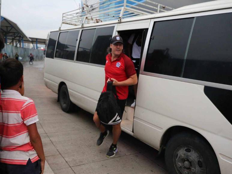 Aficionados le ponen ambiente al clásico Motagua - Olimpia en el Estadio Nacional