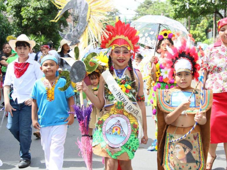 Con llamativos trajes, niños y niñas deslumbran en los desfiles en Comayagüela