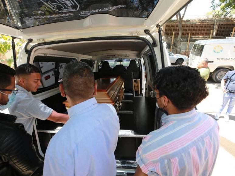 Desgarradoras fotos: familiares retiran cuerpos de jóvenes muertas en accidente en el anillo periférico