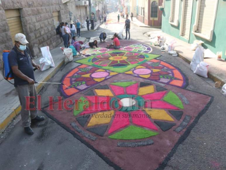 Tapetes de la fe embellecen a Tegucigalpa tras dos años de pandemia