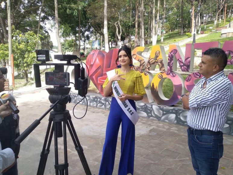 Digna Mejía, candidata con discapacidad auditiva, se corona reina de la Feria Agostina de Santa Rosa de Copán 2023