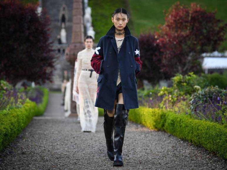 Desfile Dior Cruise 2025: Un derroche de elegancia en Escocia