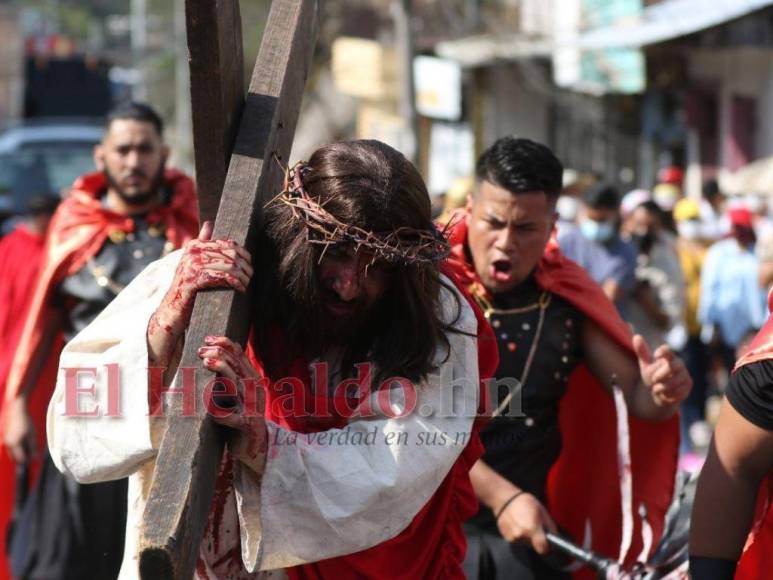 Las impresionantes imágenes del Vía Crucis de la iglesia El Calvario de Comayagüela