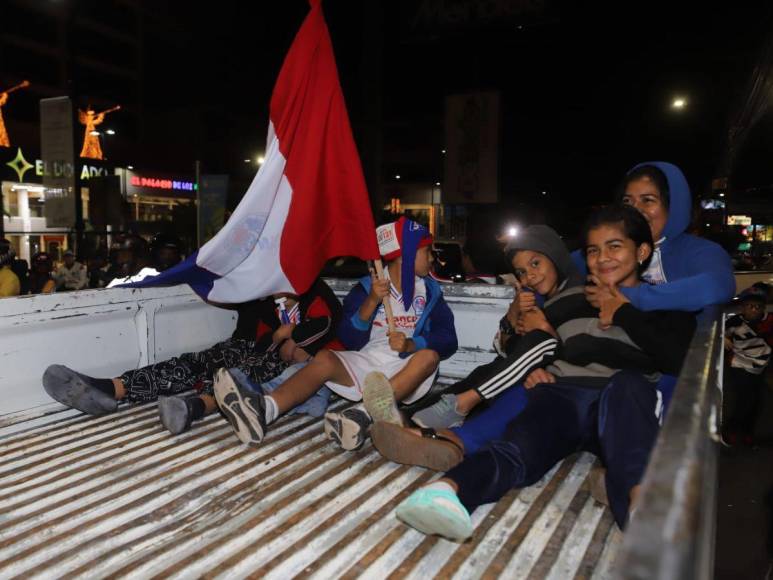 Aficionados del Olimpia celebran la conquista de la 37 en la capital