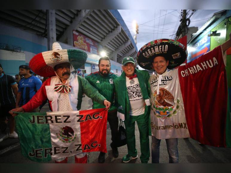 ¡Órale, Güey! Mexicanos se concentran en el Chelato Uclés para apoyar al Tri