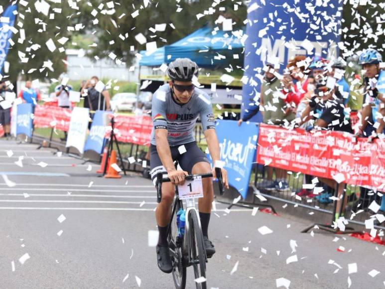 Así fue la llegada de Luis López a la meta tras recorrer 132 kilómetros en la Vuelta Ciclística 2022