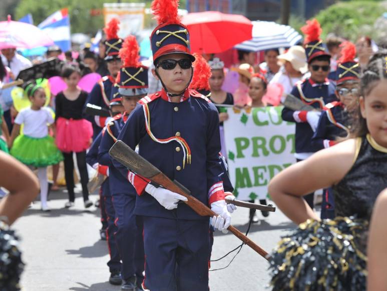 El fervor patrio de los desfiles de centros básicos capturado en 20 imágenes