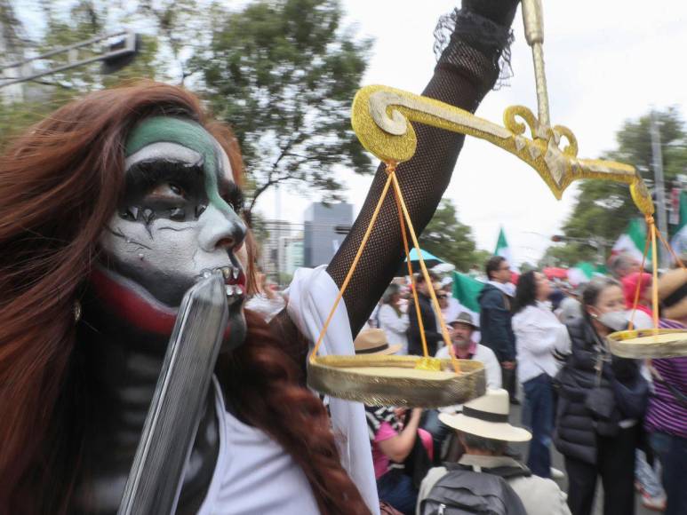 Mexicanos salen a las calles en contra de reforma judicial