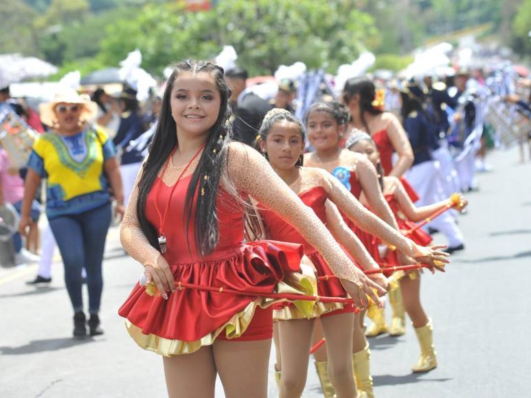 El fervor patrio de los desfiles de centros básicos capturado en 20 imágenes