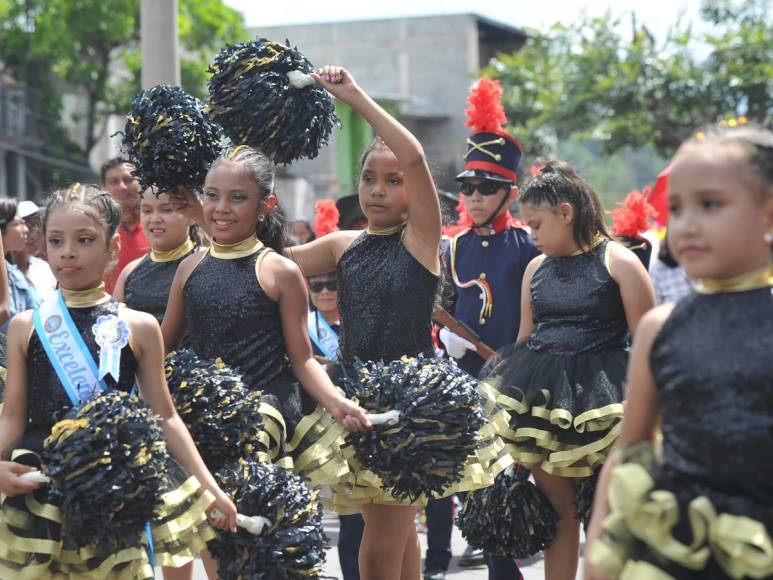 El fervor patrio de los desfiles de centros básicos capturado en 20 imágenes