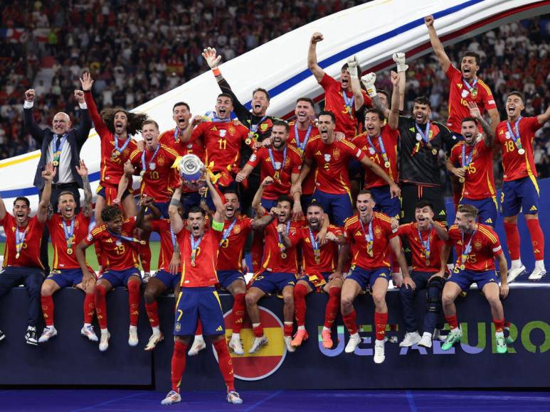 Eufórico festejo de España tras conquistar la cuarta Eurocopa de su historia