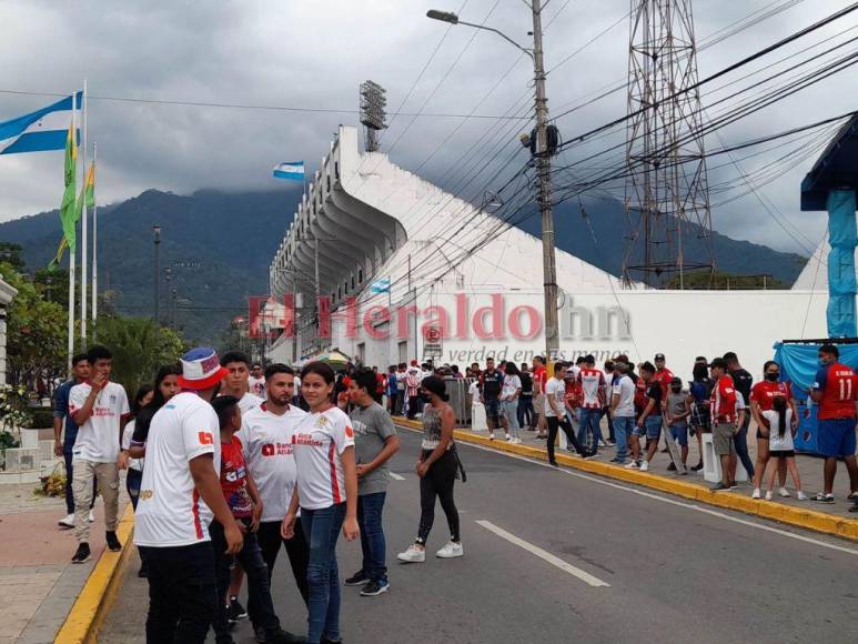 Ni el feriado por Independencia frena al olimpismo: inmensas filas para el Olimpia-Diriangén