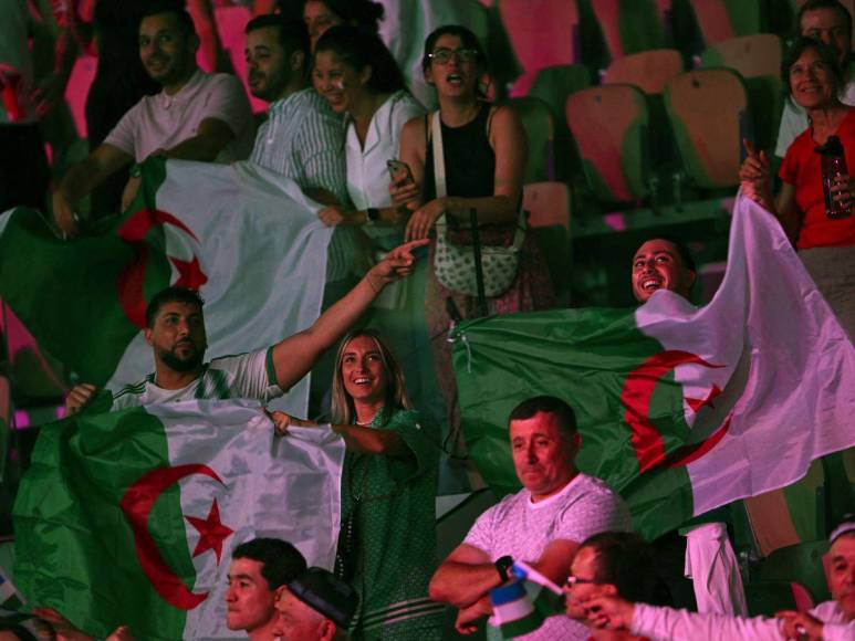 Argelia celebra con alegría la medalla de oro de la boxeadora Imane Khelif