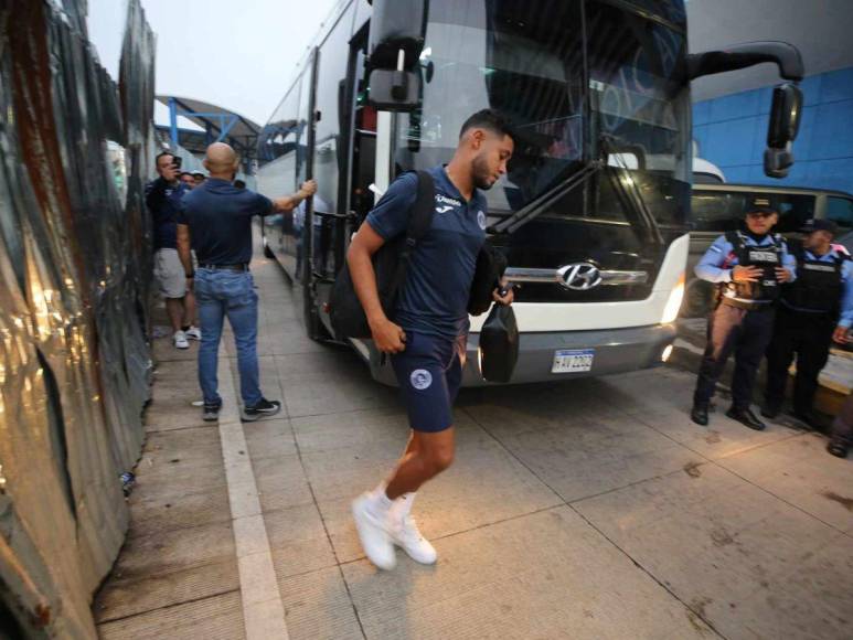 Aficionados le ponen ambiente al clásico Motagua - Olimpia en el Estadio Nacional